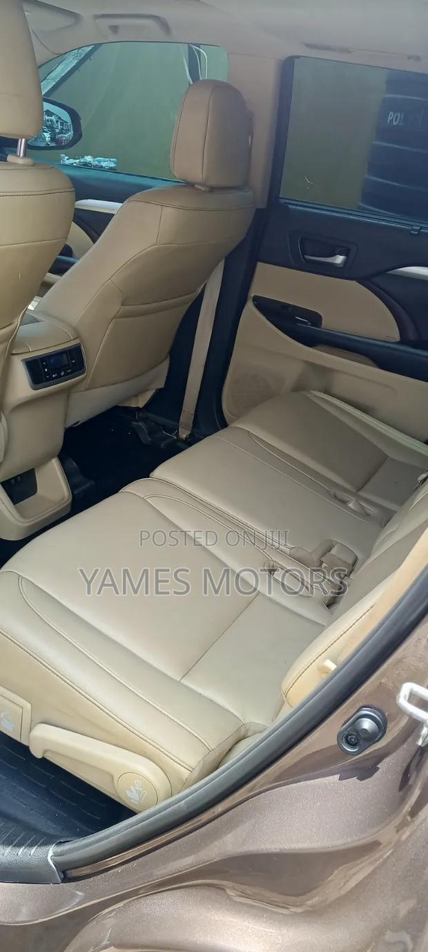 Toyota Highlander XLE 2019 Brown