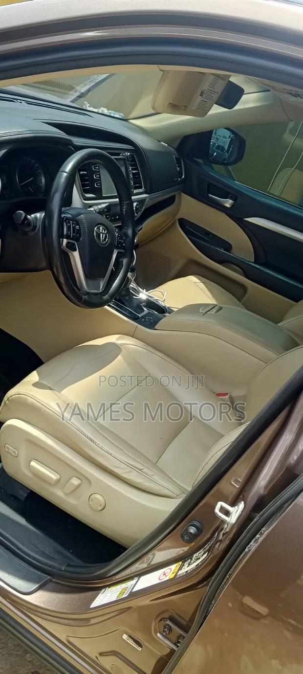 Toyota Highlander XLE 2019 Brown