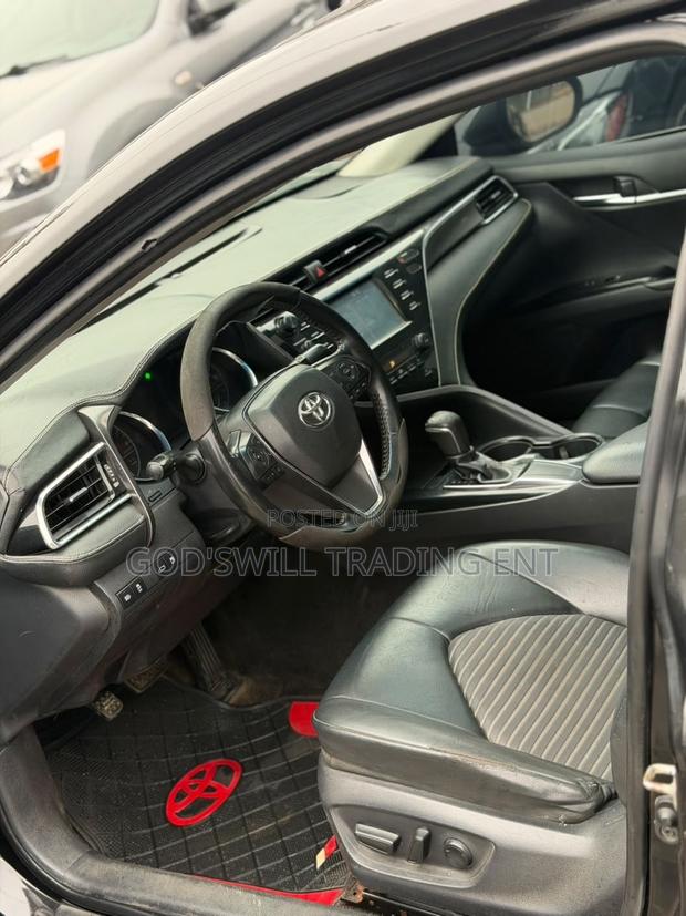 Toyota Camry SE FWD (2.5L 4cyl 8AM) 2018 Black