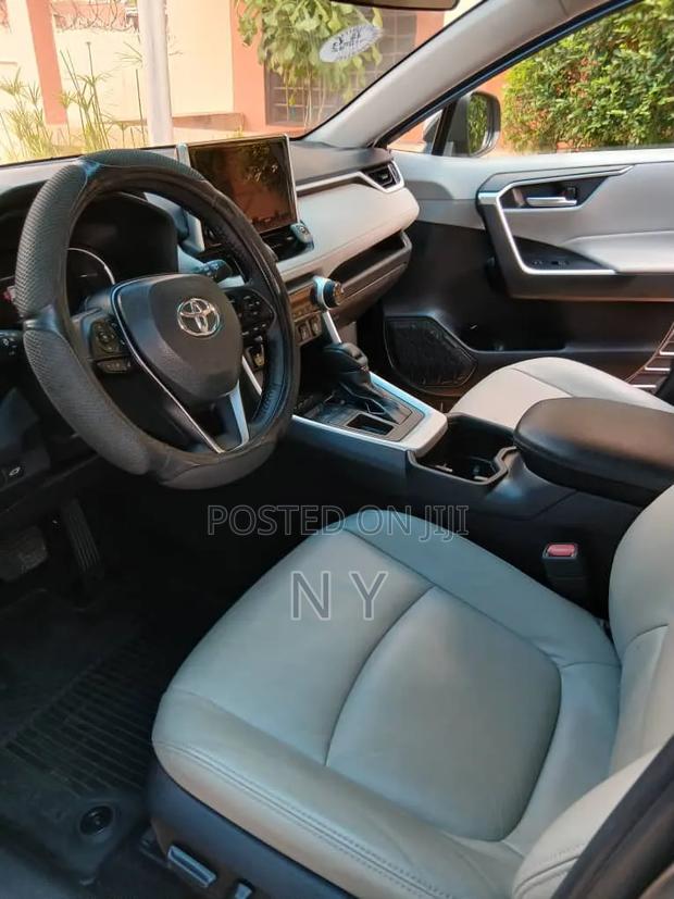 Toyota RAV4 XLE 2025 Gray