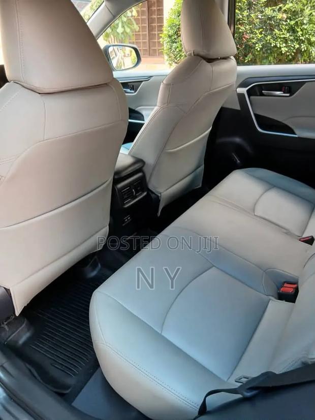 Toyota RAV4 XLE 2025 Gray