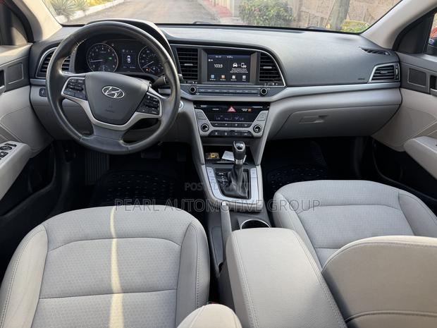 Hyundai Elantra SE Sedan FWD (2.0L 4cyl 6M) 2017 Red