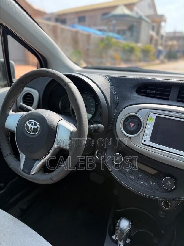 Toyota Vitz 2013 Silver
