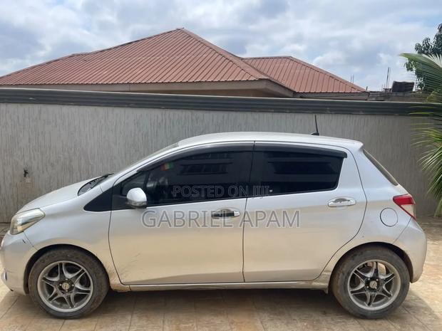 Toyota Vitz 2012 Silver