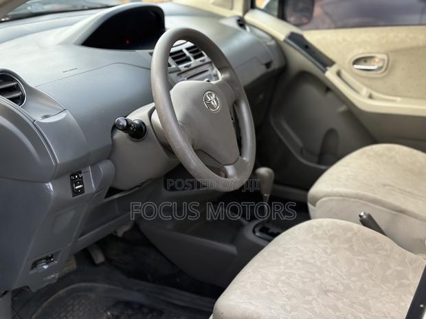 Toyota Vitz 2010 White