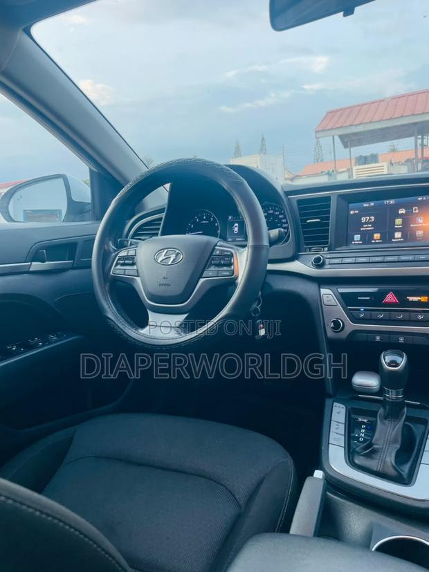 Hyundai Elantra SE Sedan FWD (2.0L 4cyl 6M) 2017 White