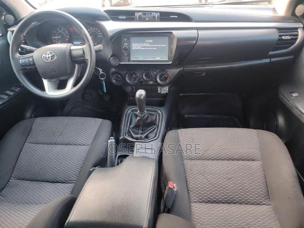 Toyota Hilux 2023 Orange