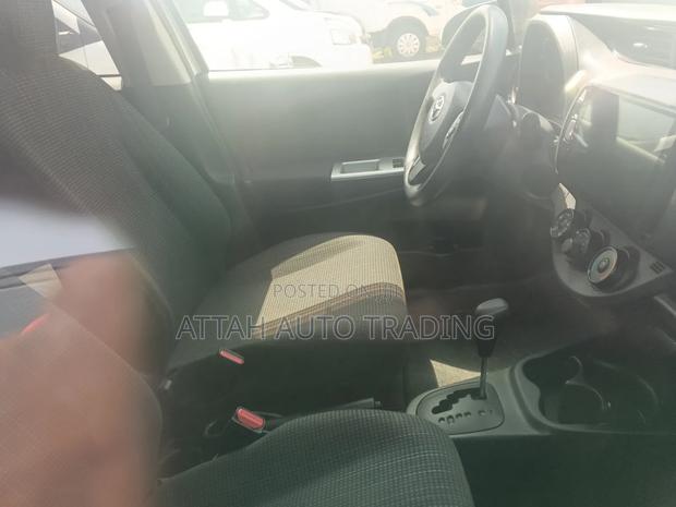 Toyota Vitz 2017 Silver