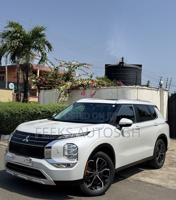 Mitsubishi Outlander 2022 White