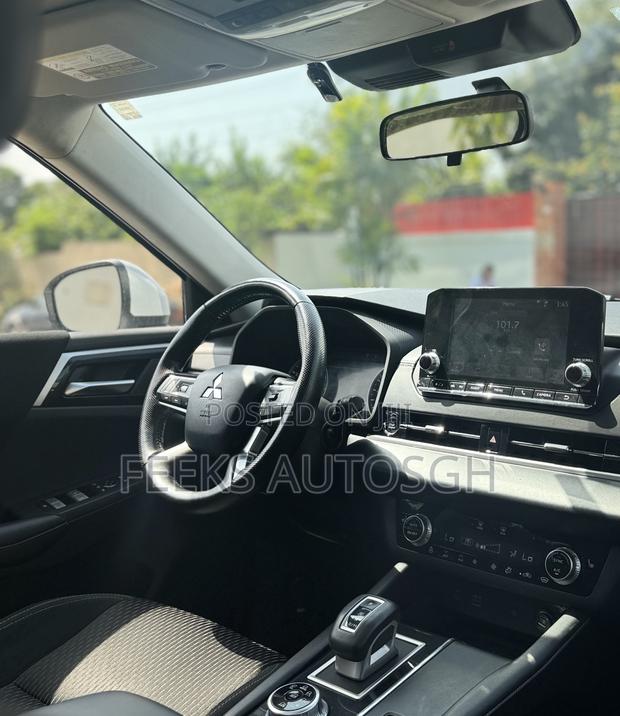 Mitsubishi Outlander 2022 White