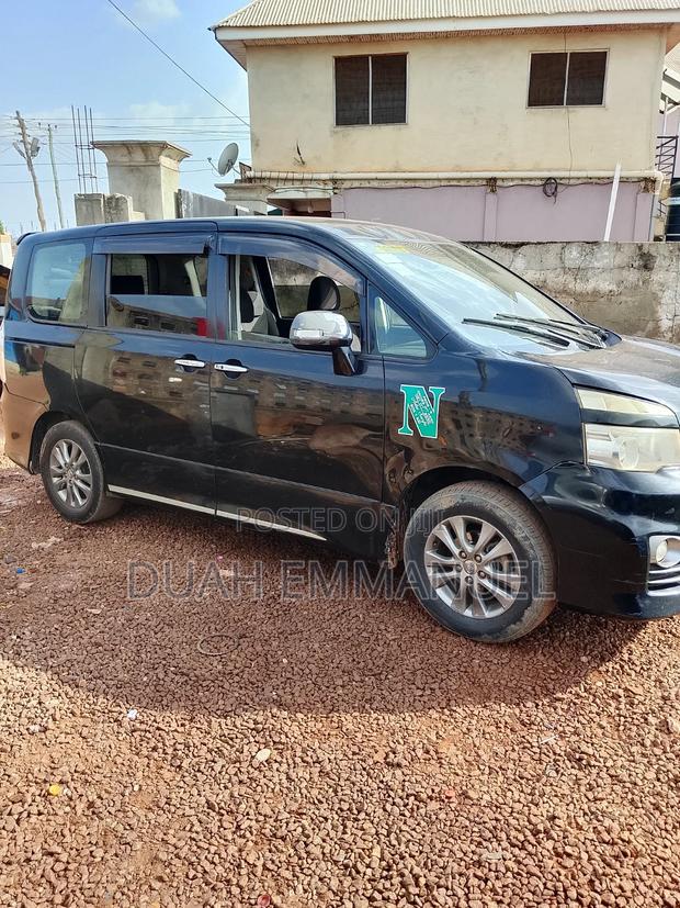Toyota Voxy 2012 Black