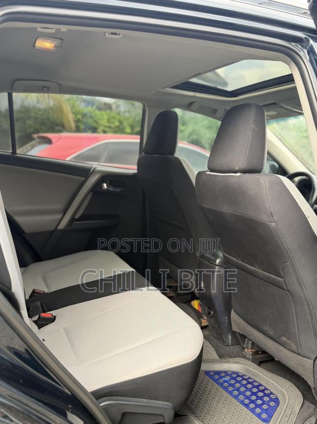 Toyota RAV4 XLE 4dr SUV (2.5L 4cyl 6A) 2018 Gray