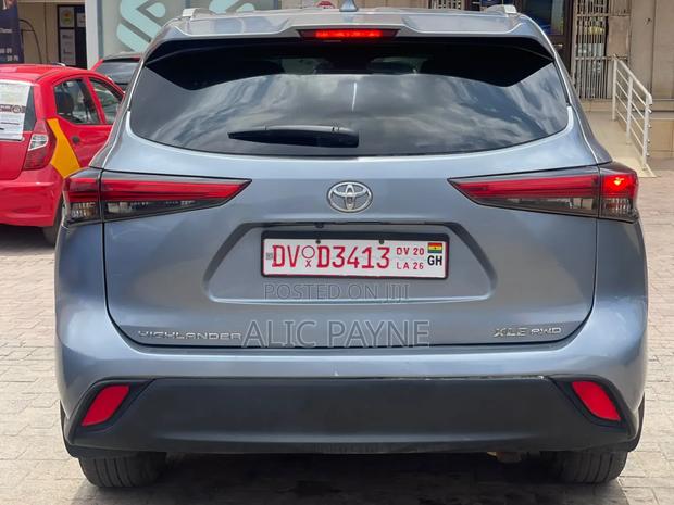 Toyota Highlander XLE 2022 Silver