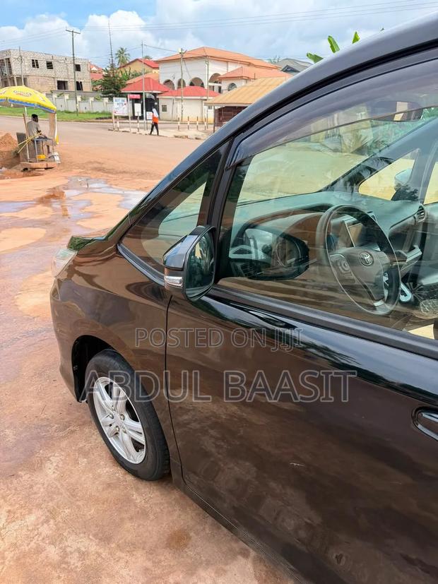Toyota Voxy V 4WD 8-Seater 2016 Black