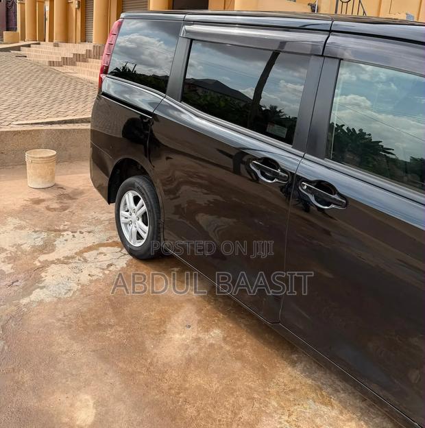Toyota Voxy V 4WD 8-Seater 2016 Black