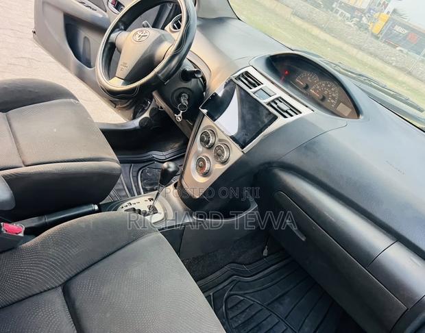 Toyota Yaris Base Sedan 4dr 2010 Gray