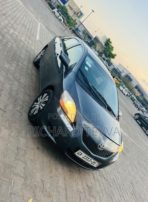 Toyota Yaris Base Sedan 4dr 2010 Gray
