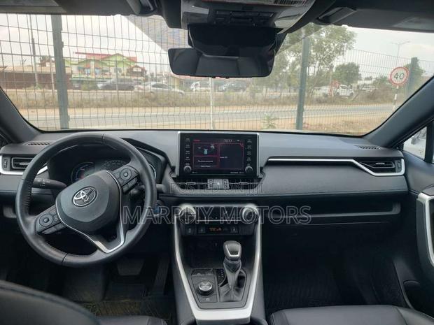Toyota RAV4 2024 Silver