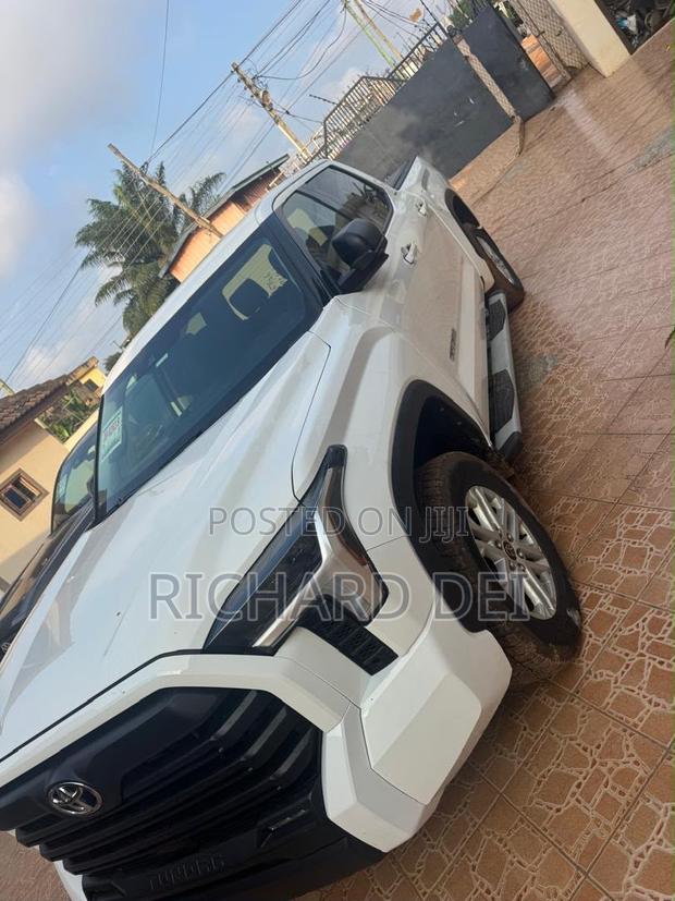 Toyota Tundra 2023 White