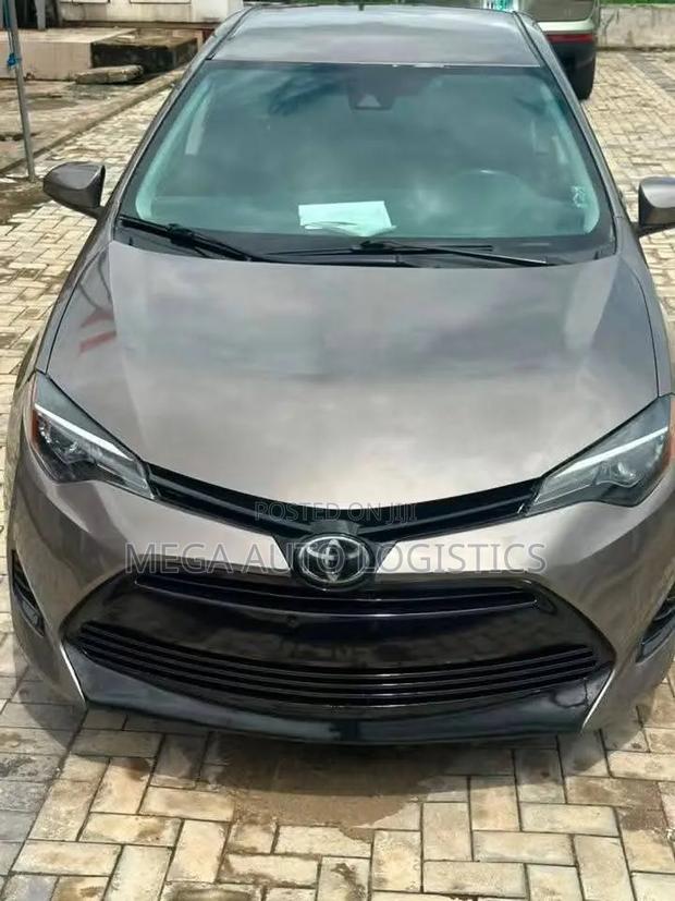 Toyota Corolla LE (1.8L 4cyl 2A) 2018 Gold