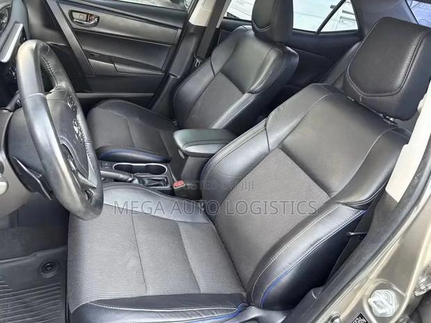 Toyota Corolla LE (1.8L 4cyl 2A) 2018 Gold