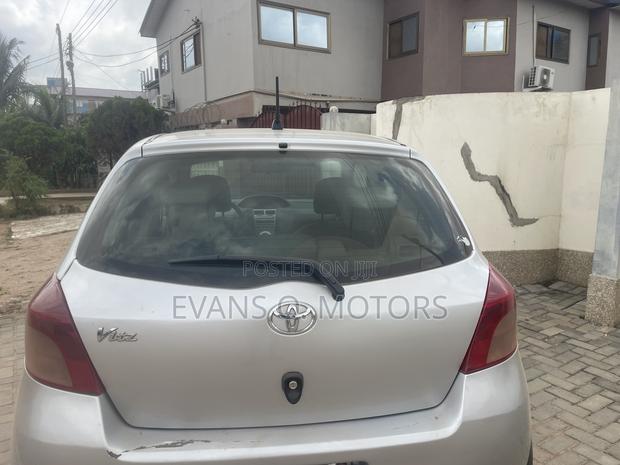 Toyota Vitz 2010 Silver