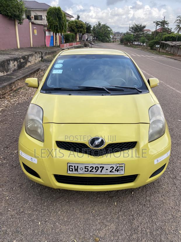 Toyota Vitz 1.3 FWD 5dr 2010 Yellow