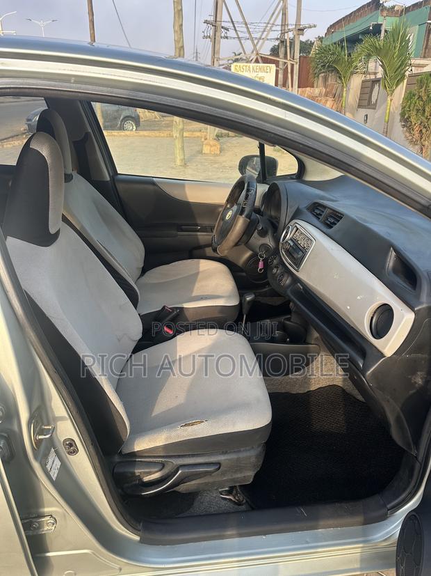Toyota Vitz 1.3 FWD 5dr 2012 Pearl
