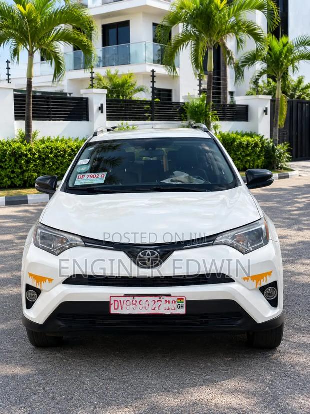Toyota RAV4 LE 4dr SUV (2.5L 4cyl 6A) 2018 White