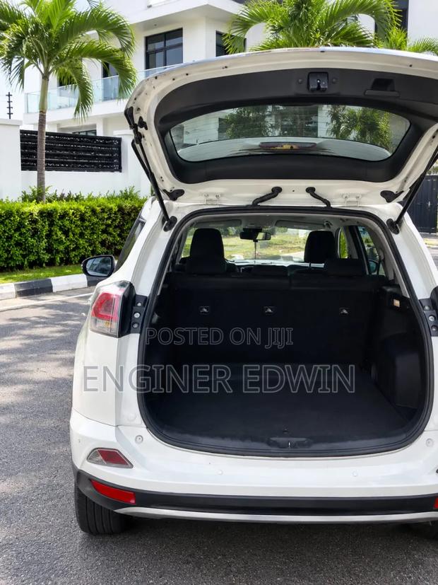 Toyota RAV4 LE 4dr SUV (2.5L 4cyl 6A) 2018 White