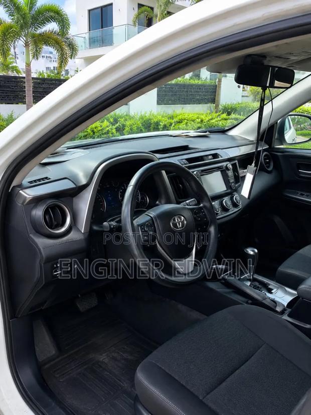Toyota RAV4 LE 4dr SUV (2.5L 4cyl 6A) 2018 White