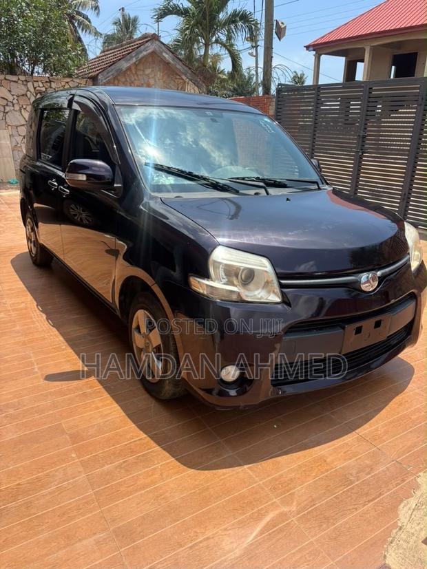 Toyota Sienta 1.5 FWD 2012 Purple