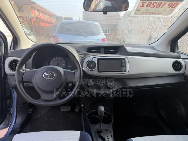 Toyota Vitz 1.3 FWD 5dr 2012 Blue
