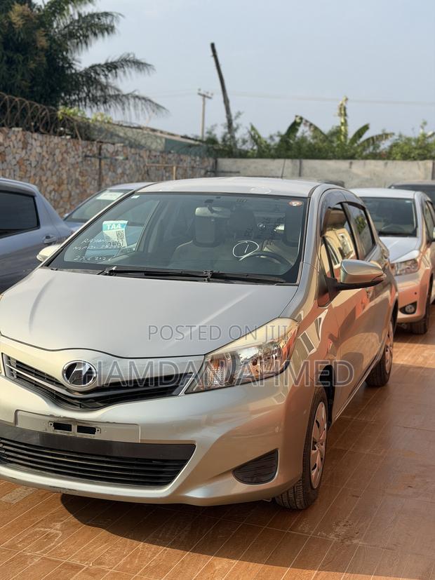 Toyota Vitz 1.3 FWD 5dr 2012 Gray