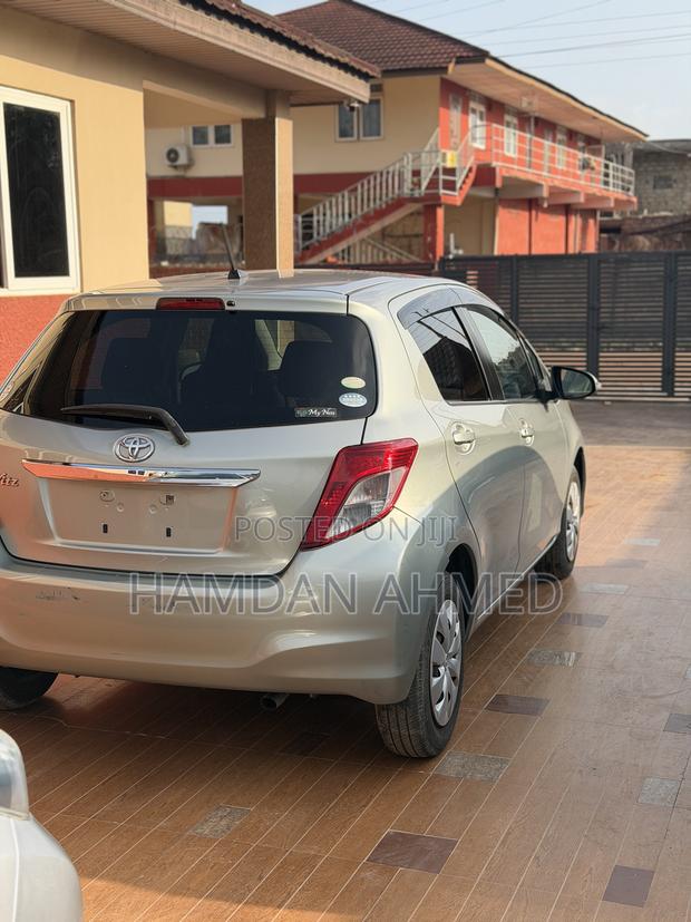 Toyota Vitz 1.3 FWD 5dr 2012 Gray