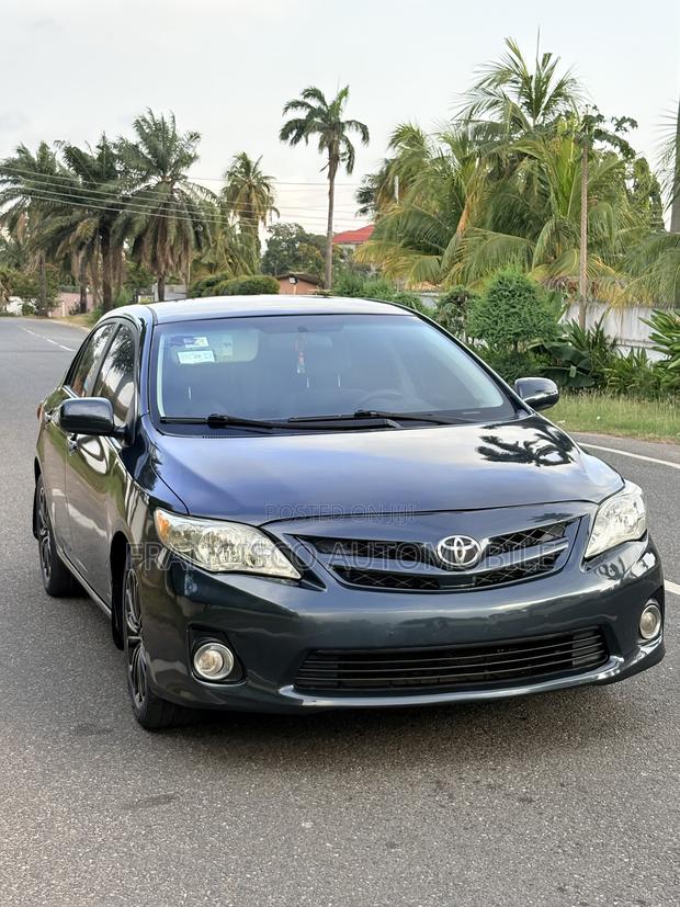 Toyota Corolla LE 4dr Sedan (1.8L 4cyl 4A) 2012 Gray
