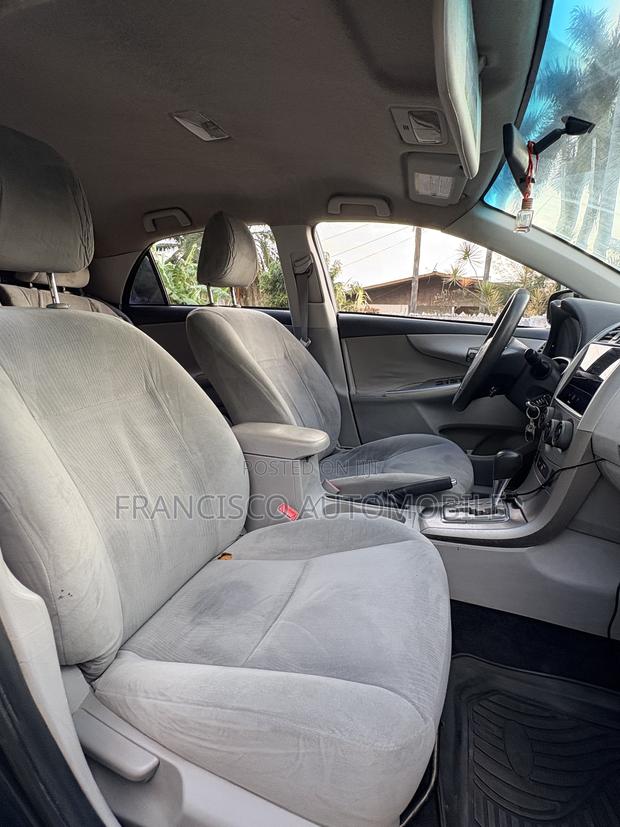 Toyota Corolla LE 4dr Sedan (1.8L 4cyl 4A) 2012 Gray