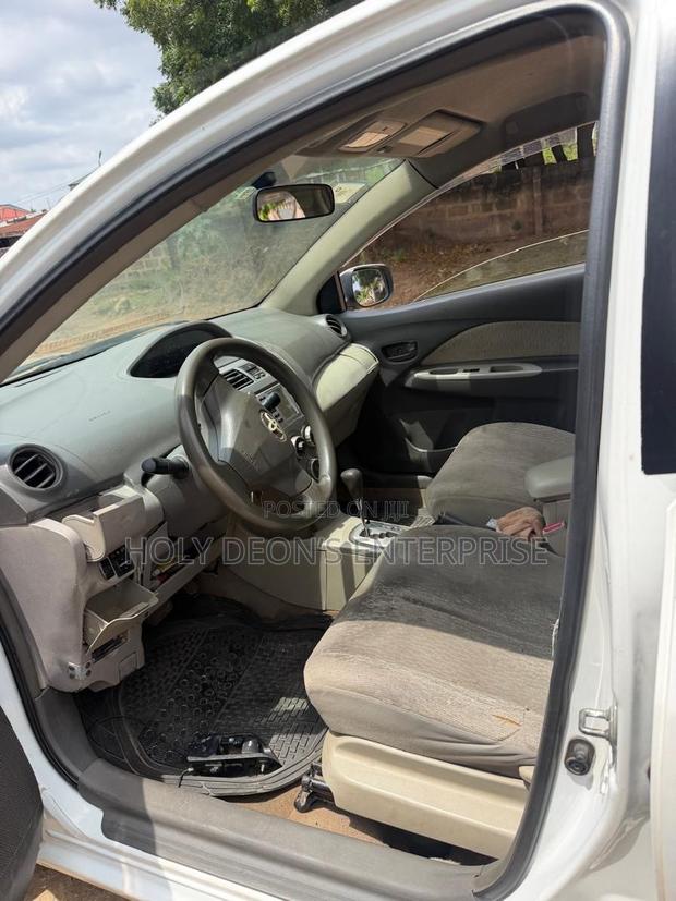 Toyota Yaris Base Sedan 4dr 2010 White
