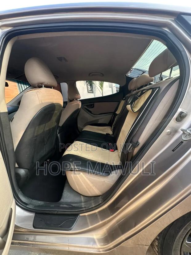 Hyundai Elantra SE 4dr Sedan (1.8L 4cyl 6A) 2014