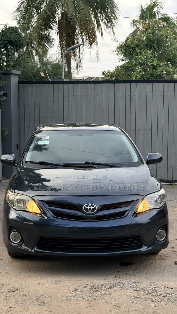 Toyota Corolla LE 4dr Sedan (1.8L 4cyl 4A) 2012 Gray
