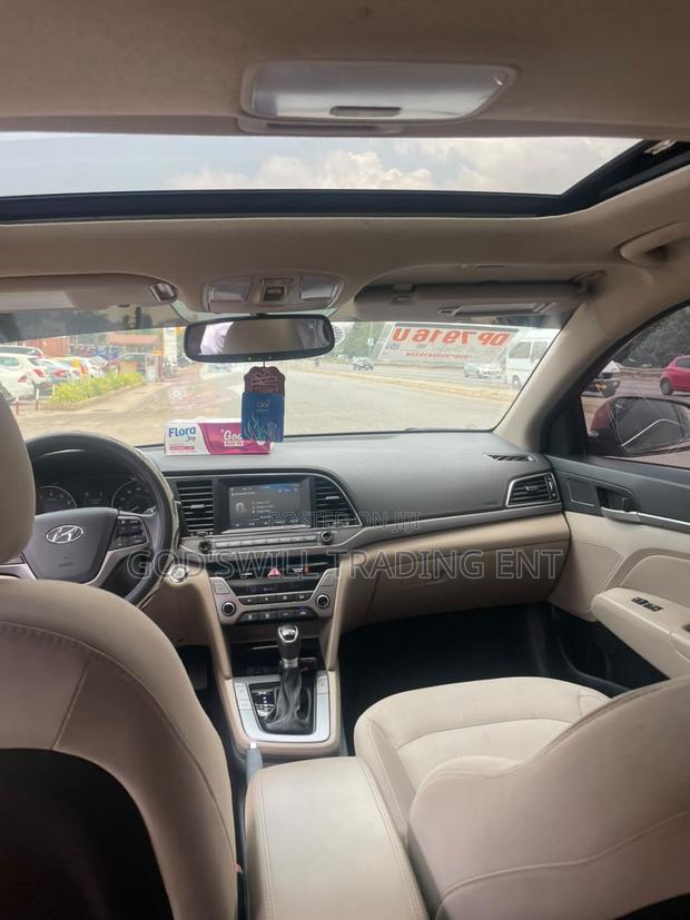 Hyundai Elantra Limited Sedan FWD (2.0L 4cyl 6A) 2017 Red