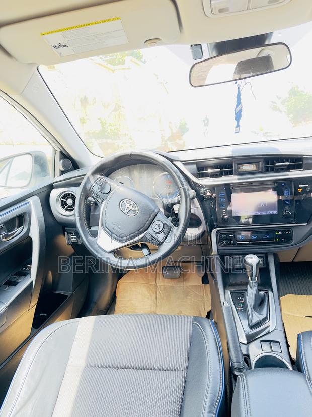 Toyota Corolla SE Special Edition 4dr Sedan (1.8L 4cyl CVT) 2017 White