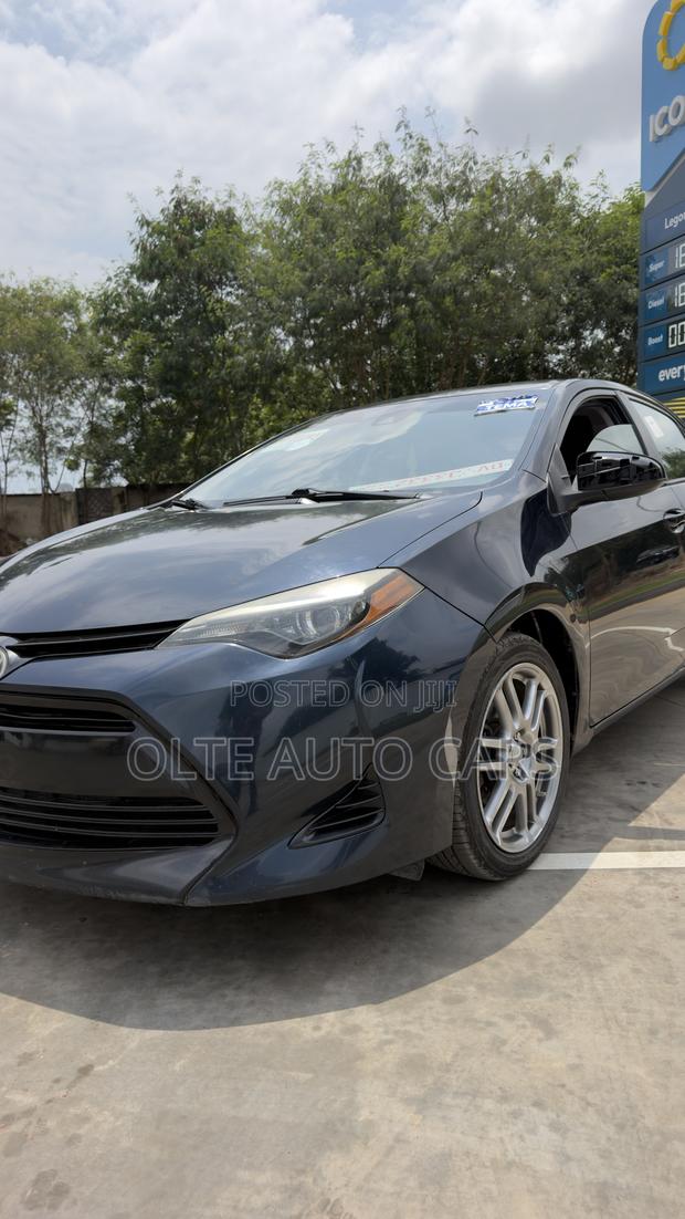Toyota Corolla LE (1.8L 4cyl 2A) 2018 Blue