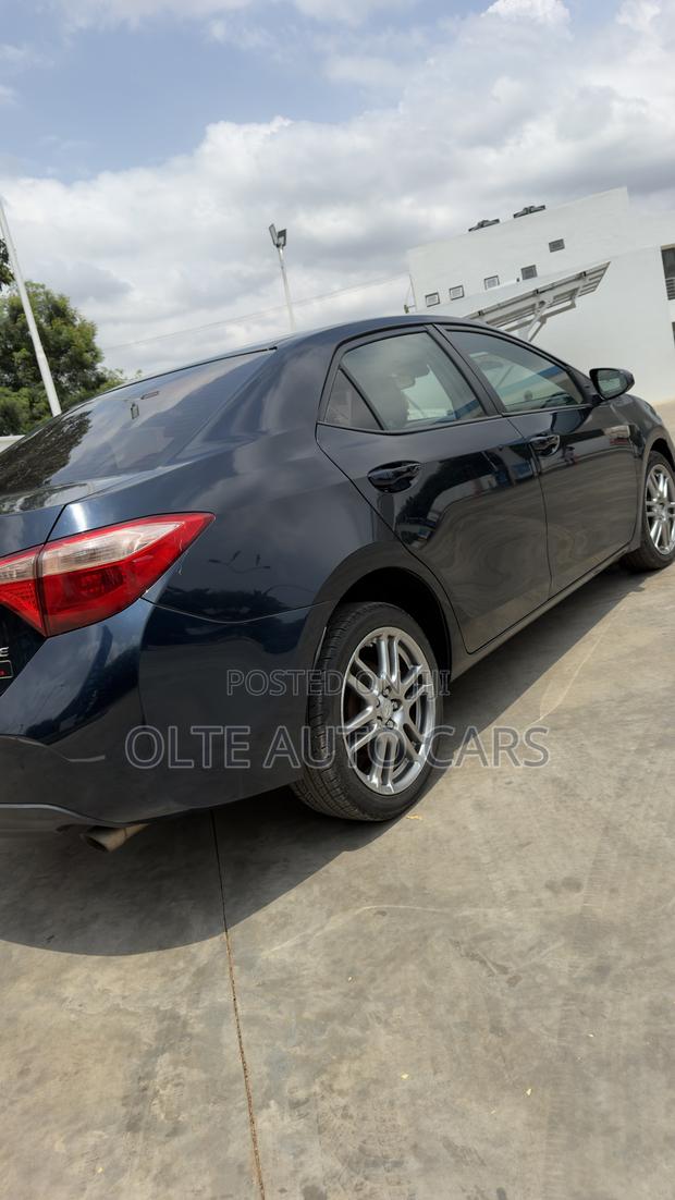 Toyota Corolla LE (1.8L 4cyl 2A) 2018 Blue