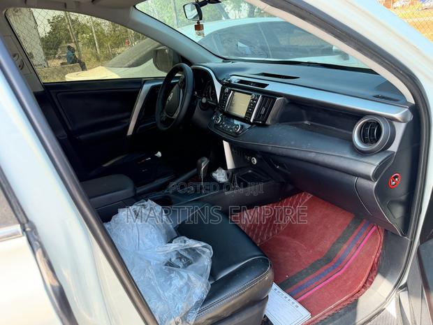 Toyota RAV4 XLE FWD (2.5L 4cyl 6A) 2017 White