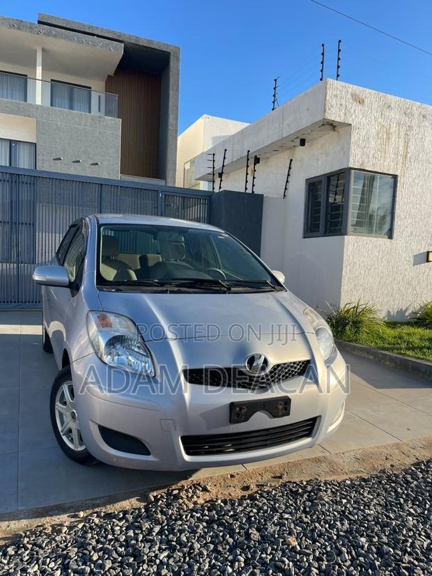 Toyota Vitz 2010 Silver