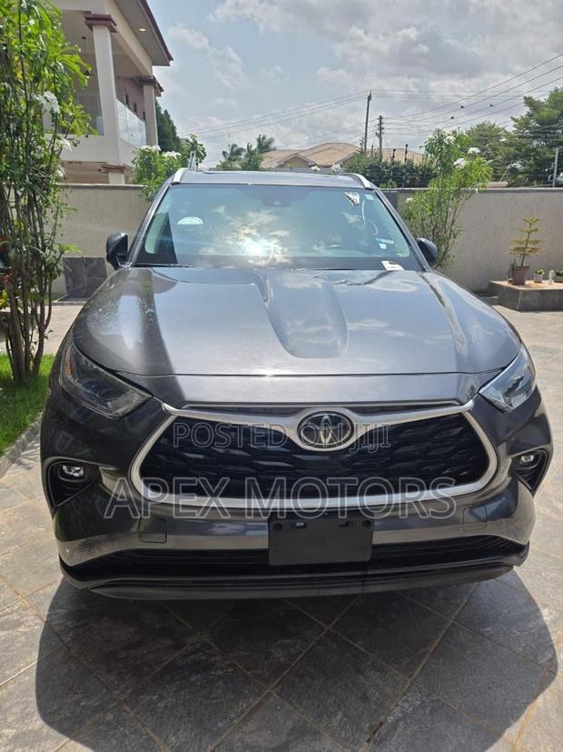 Toyota Highlander XLE 2022 Gray