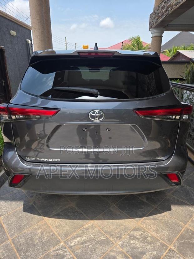 Toyota Highlander XLE 2022 Gray