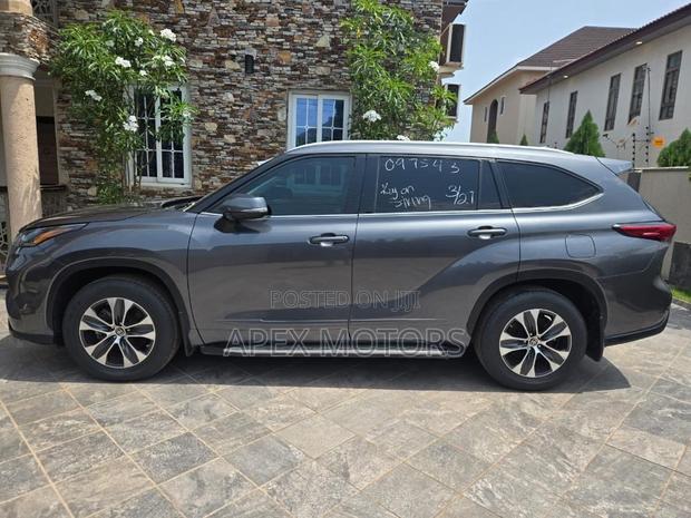Toyota Highlander XLE 2022 Gray