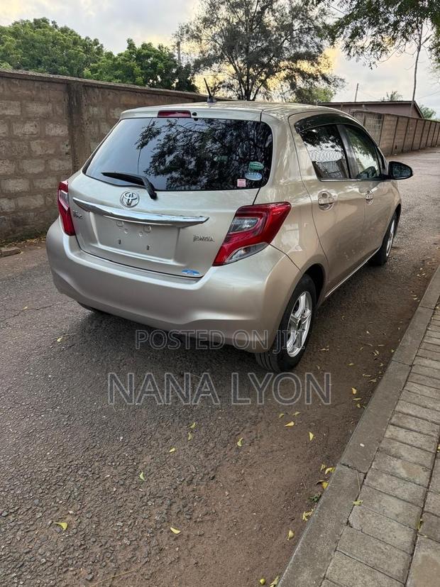 Toyota Vitz 1.3 FWD 5dr 2015 Beige